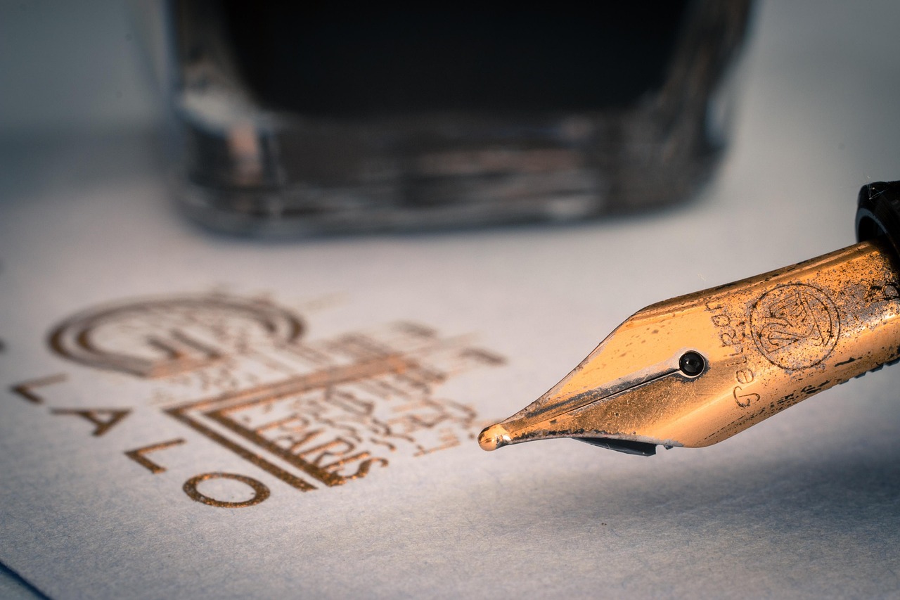 Stylo plume posé sur une lettre manuscrite