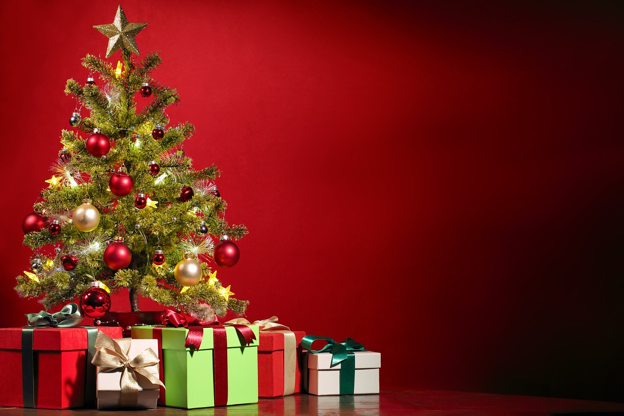 Premier Noël de bébé : idées cadeaux par âge, et zéro doublon sous le sapin